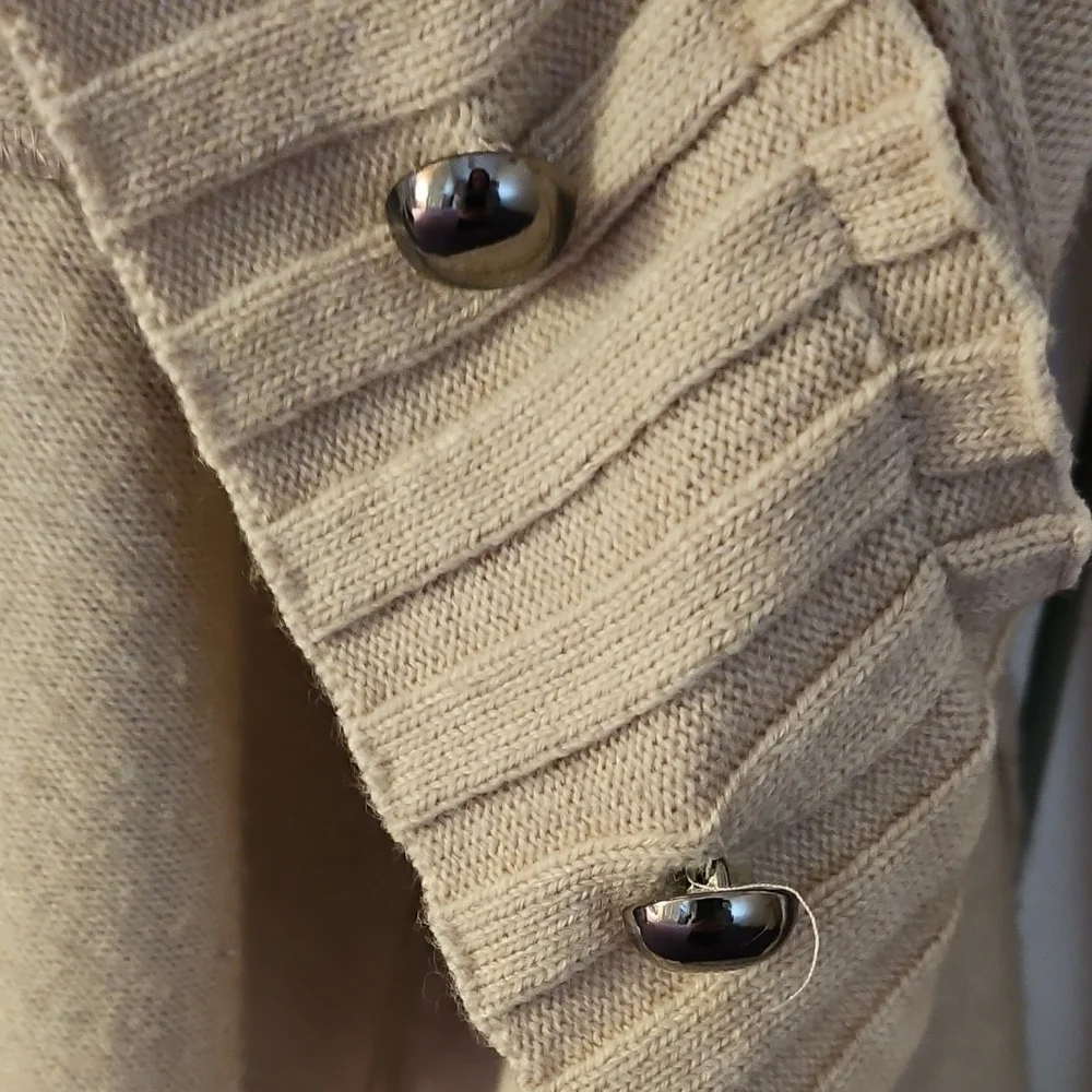 Chic Beige Cardigan with Button Accents - Picture 4 of 12